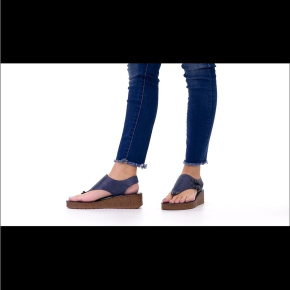 Journee Mckell women’s wedge heel blue sandals w/double buckle Sz-7.5. K - Picture 11 of 11